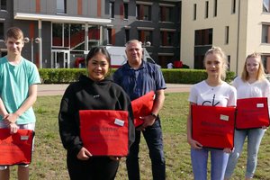 Die neuen Auszubildenden vor dem St. Joseph-Krankenhaus Dessau