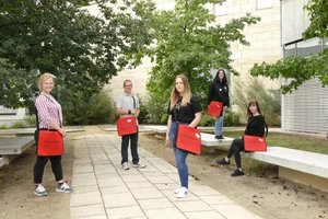 Die neuen Auszubildenden vor der Klinik Bosse Wittenberg