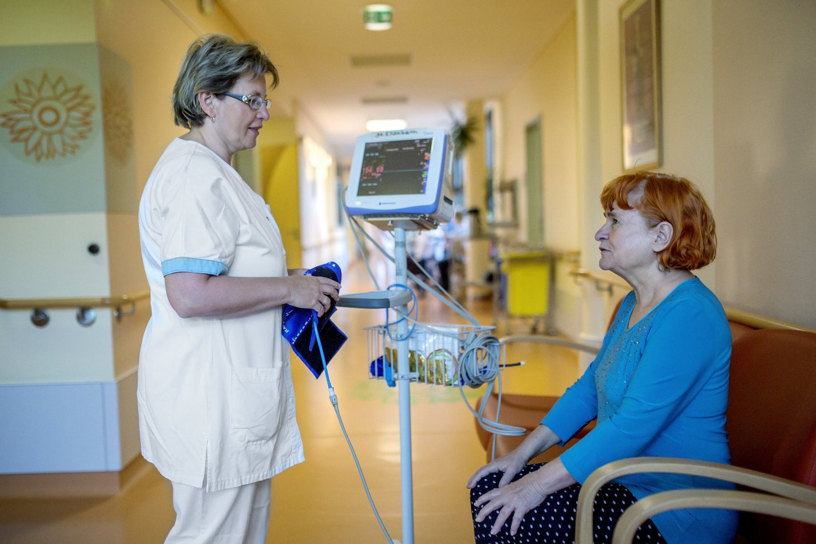 Pflegefachfrau mit einer Patientin