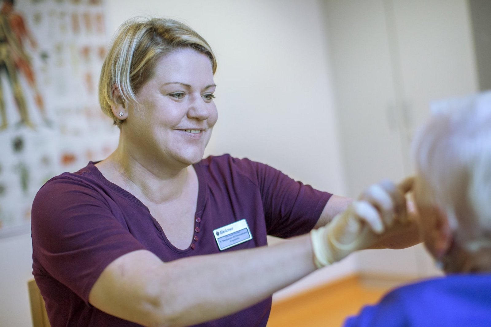 Versorgung einer Patienten bei der Logopädie